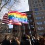 La bandera LGTBIQ+ vuelve a ondear en Stonewall y desafía a la Administración Trump