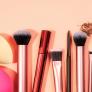 ¿Es mejor usar brocha o esponja para aplicar la base de maquillaje? Una experta responde