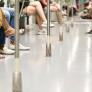 El Metro de Madrid pide civismo para no hacer una práctica que se ve a diario en cada viaje