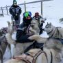 Anita y su pareja viajan por el mundo con 18 huskies: "Tenemos a todos en casa, son muy amigos"