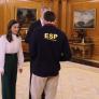 Felipe VI saluda a Oriol Cardona y Ana Alonso, repara en un detalle y les hace un comentario que provoca carcajadas