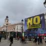 La Puerta del Sol amanece con una gran pancarta del 'No a la guerra'