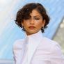Zendaya reaparece de blanco y luciendo alianza después de los rumores de boda con Tom Holland