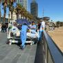 El humanizador programa que hay detrás de esta foto de un paciente del Hospital del Mar de Barcelona en el paseo marítimo