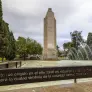 PP y Vox se oponen a la retirada de un monumento que rinde homenaje a los autores de la masacre de 'La Desbandá'