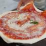 Los pizzaiolos napolitanos coinciden: la única verdad de la masa auténtica es que nunca lleva aceite ni azúcar, y hay más de 8.000 pizzerías en Nápoles que lo respetan