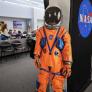 Los trajes naranjas de los astronautas de la Artemis 2 llevan oxígeno, comida, agua y bolsas para orinar: están diseñados para sobrevivir 6 días en ellos si hay una emergencia