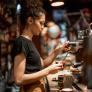 Una joven de 30 años deja su carrera soñada para volver a hacer cafés: "Es de las mejores decisiones que he tomado"