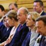 Juan Carlos I recoge su premio en Francia y llama muchísimo la atención ver quién está unas filas más atrás