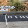 Señales de tráfico de Barcelona y Valencia aparecen de repente en un pueblo inglés a 1.160 kilómetros de distancia: la DGT dice que no sabe cómo llegaron allí