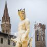Una turista de 28 años se sube a la estatua de Neptuno en Florencia para tocarle los genitales por una apuesta: 5.000 euros de daños y denuncia