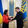 El profundo significado del regalo de Zelenski a Robles en su visita a Kiev