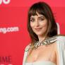 Otra lección de estilo de Dakota Johnson: vestidazo de Valentino y una nueva versión de su flequillo