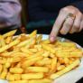 Suena raro pero los científicos lo avalan: las patatas fritas robadas saben un 40% mejor que las de tu propio plato