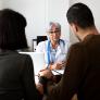 Una revisión científica alerta al relacionar la caída global de la fertilidad con la exposición a microplásticos y 'químicos eternos'