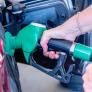 ⁠Un estadounidense de 30 años pone motor a un cochecito de Barbie para ahorrar dinero ante la escalada de precios de la gasolina