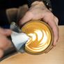 "Café Sin Especialidad": la protesta viral contra las cafeterías specialty coffee llega a España en plena crisis de un modelo que se ha vuelto demasiado elitista