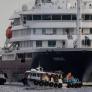 Los últimos pasajeros del MV Hondius desembarcan tras atracar el crucero en el puerto de Granadilla