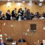 Jorge Azcón, interrumpido en plena comparecencia por unos manifestantes a favor de la escuela pública: "Dinero público para la educación pública"