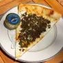 50 euros por una sola porción: una extravagante pizzería sirve su masa con caviar, plato de oro y una cuchara de nácar para llevar