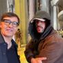 Debió tirarse más fotos: Illa se hace un 'selfie' con Bad Bunny en la Sagrada Familia
