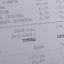 Lo que le cobran a dos adultos y dos bebés por consumir en la mesa tiene desconcertados a muchos