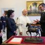 La "ola de calor política" en España llega al principal diario de Grecia, que se fija en un detalle de Sánchez en El Vaticano