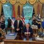 Trump recibe en la Casa Blanca a Flavio Bolsonaro para relanzar su candidatura tras el escándalo financiero que le hunde en las encuestas