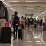 Una enorme lona publicitaria escrita en alemán en el aeropuerto enfada en Mallorca: "No somos un parque temático, merecemos más respeto"
