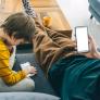 Suecia da una lección al dirigirse a los padres, no a los hijos: Sanidad les pide guardar el móvil cuando estén con los niños y declarar zonas sin pantallas en casa