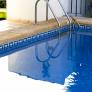 Muchas personas creen que el olor a cloro en una piscina es sinónimo de limpieza, pero es todo lo contrario