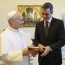 Sánchez se aferra al papa para lograr algo de calma