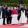 Una experta en protocolo analiza los gestos de Sánchez, Ayuso y Almeida durante el recibimiento del papa León XIV