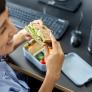La costumbre de comer tres veces al día no es natural, sino un invento de la Revolución Industrial para encajar con la jornada laboral