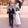 Una experta en protocolo pone la lupa en lo que hace Leonor con su hermana Sofía antes de bajar las escaleras: se ve en la foto