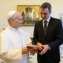 'The New York Times' ve esta foto del papa con Pedro Sánchez y la describe con un titular insuperable