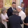 Una experta en protocolo ve lo que ha hecho una diputada de Sumar con León XIV y dice que está "fuera de lugar"