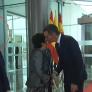 Muchos se fijan en lo que hace Ayuso momentos antes de saludar a Sánchez: da para tesis doctoral