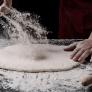 El gorro de baño es uno de los utensilios más útiles para hacer pizza en casa, según el autor del libro más completo sobre masas