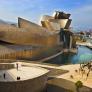 "Están ocupando todo, que vas a la plaza y no te dejan ni ver nada": el debate sobre el turismo llega a las calles de Bilbao