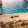 Adiós a la foto más famosa de Grecia: la playa de Navagio cierra hasta finales de octubre por la masificación, vecinos hartos de tráfico, falta de agua y alquileres disparados