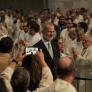 Una persona capta con un móvil lo que ocurre cuando Felipe VI y Letizia se dan la paz en la Sagrada Familia