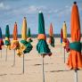 Prohibido poner sombrilla si eres adulto: una playa de Cerdeña solo deja usarla a niños menores de 10 años y a mayores de 65