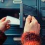 Correos avisa a los vecinos sin buzón: si no lo instalan, sus cartas esperarán 15 días en la oficina y luego volverán al remitente