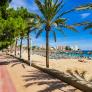 Magaluf estrena paseo marítimo y prepara una inauguración con drones, pero su playa sigue sin hamacas ni sombrillas en plena temporada