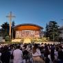 Almeida cumple los deseos de la asociación ultra Hazte Oír y conservará en Madrid la cruz blanca de 25 metros que acompañó al papa Leon XIV durante un acto en la ciudad