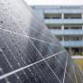 Un equipo liderado por mujeres en Sevilla logra que una placa solar genere energía con la lluvia gracias a una lámina más fina que un cabello