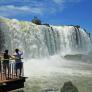 Un turista salta a las turbulentas aguas de una cascada de 80 metros para recuperar un teléfono móvil que se le había caído