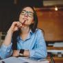 Las personas más inteligentes no hablan más alto, sino de forma más consciente: cinco hábitos de conversación delatan a quien piensa antes de hablar