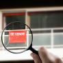 Colocar un papel en la ventana y abrir los grifos: las 5 pruebas que realizan los profesionales al revisar una vivienda